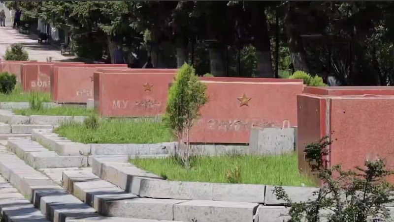 Мемориальный комплекс «Мать Армения» в Гюмри, где были сорваны золотистые буквы