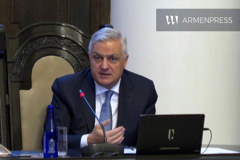 Вице-премьер Армении говорит на пресс-конференции о пломбах для экспорта в ЕС