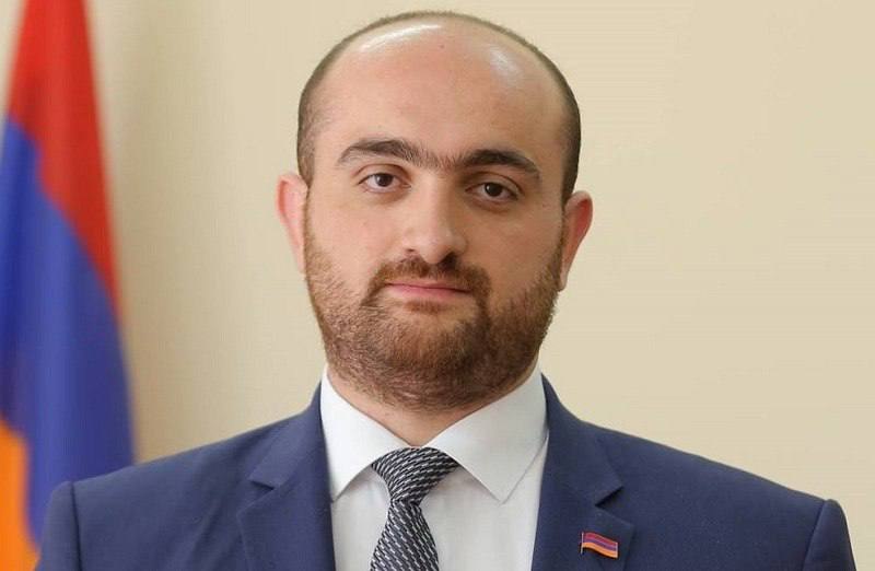 Министр экономики Армении Геворг Папоян на фоне завода «Араратцемент» в Вайоц-Дзоре