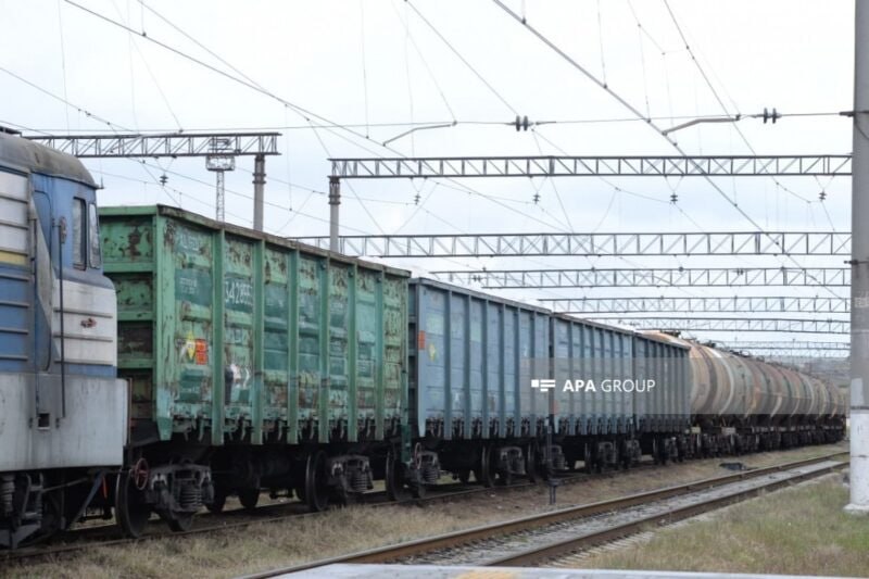 Грузовой поезд с вагонами на железнодорожных путях