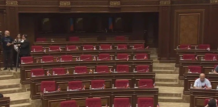 Оппозиция не явилась на сессию парламента Армении: бойкот в Вайоц-Дзоре