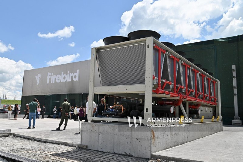 Министр Мхитар Айрапетян и сооснователь Firebird Александр Есаян осматривают строящийся дата-центр ИИ близ Раздана