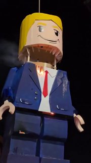 В Иране на похоронах Хаменеи сожгли чучело Трампа в стиле LEGO — реакция в Вайоц-Дзоре