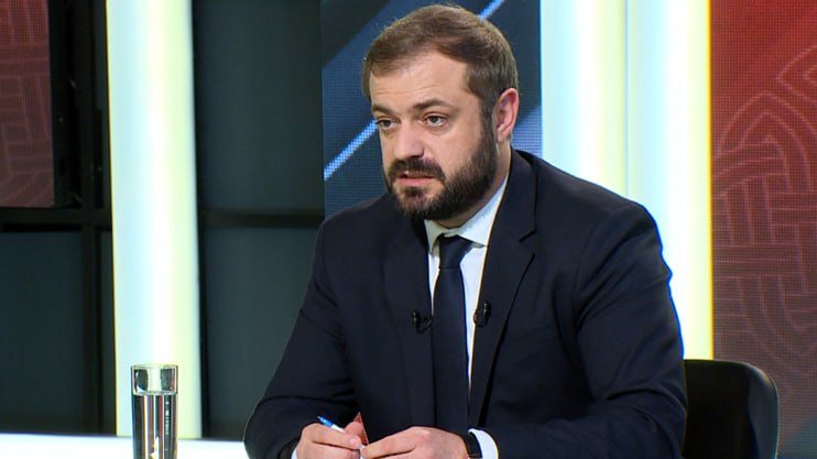 Геворг Папоян, министр экономики Армении, на фоне графиков роста рабочих мест