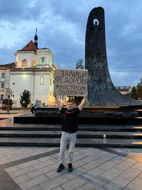 Протестующие в Киеве требуют оставить в должности министра обороны Фёдорова