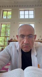 Никол Пашинян в читальном зале Национальной библиотеки Ехегнадзора