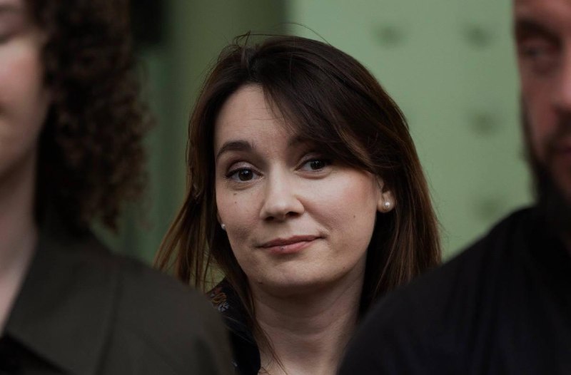Ксения Фёдорова, бывшая глава RT France, на фоне французского флага