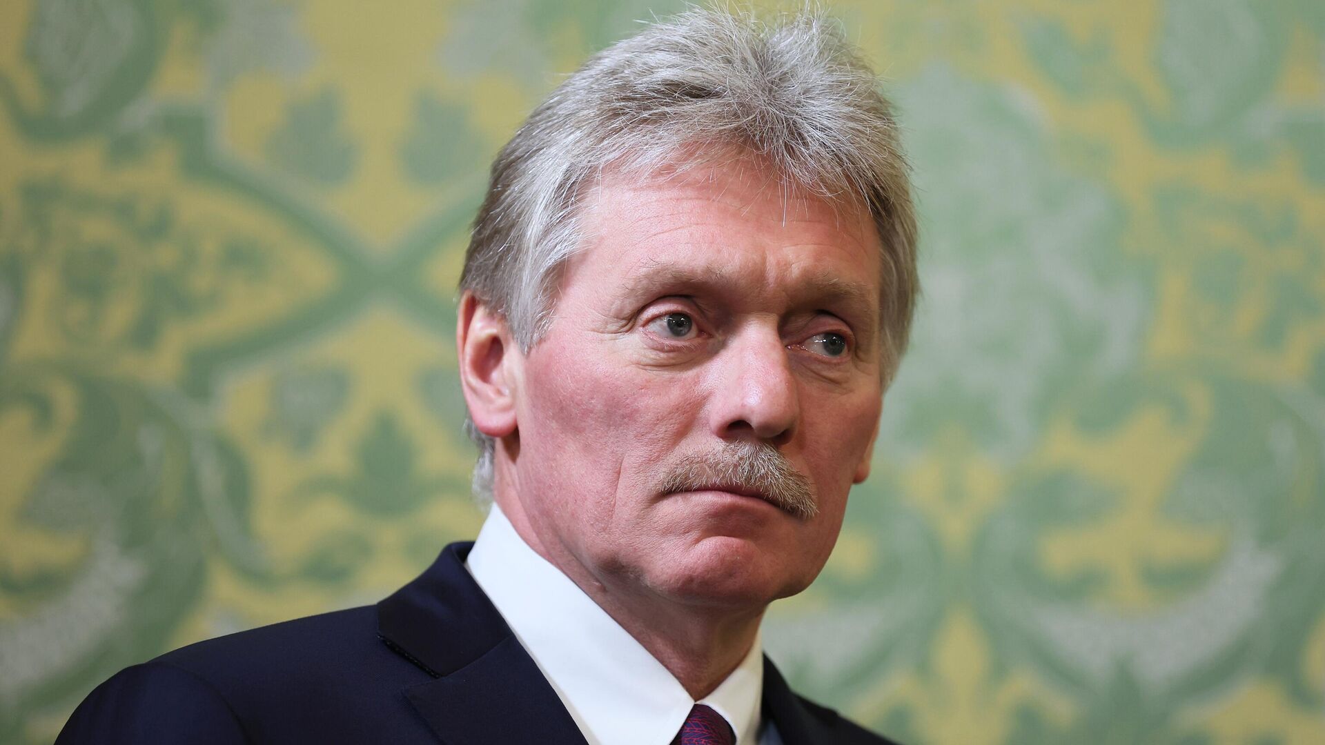 Пресс-секретарь президента России Дмитрий Песков на брифинге