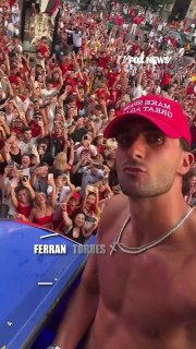 Дональд Трамп и флаги США и Испании на фоне здания правительства