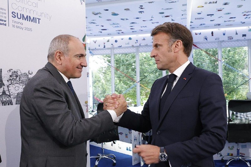Макрон подтвердил Пашиняну поддержку суверенитета Армении и реформ