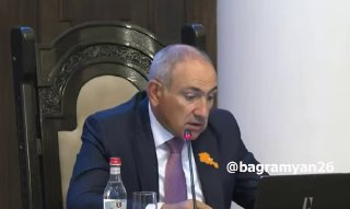 Абрикосы и виноград на фоне гор Вайоц-Дзора, Армения
