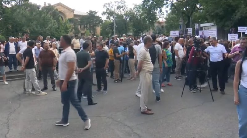 В Ехегнадзоре оценили митинг оппозиции у Конституционного суда: «пара сотен»